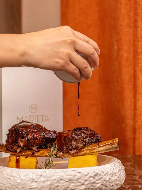 Costilla glaseada con polenta, Marieta